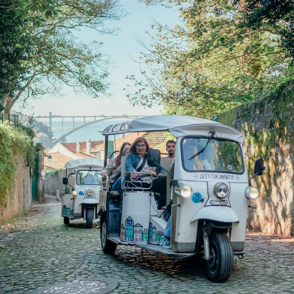 Explorando as Ruas Pitorescas do Porto de Tuk Tuk