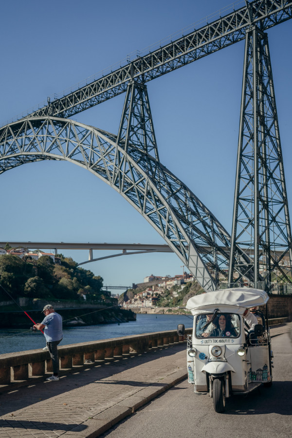 Tuk Tuk ride by the Dom Luís I Bridge Tuk Tuk a passar junto à Ponte Dom Luís I no Porto