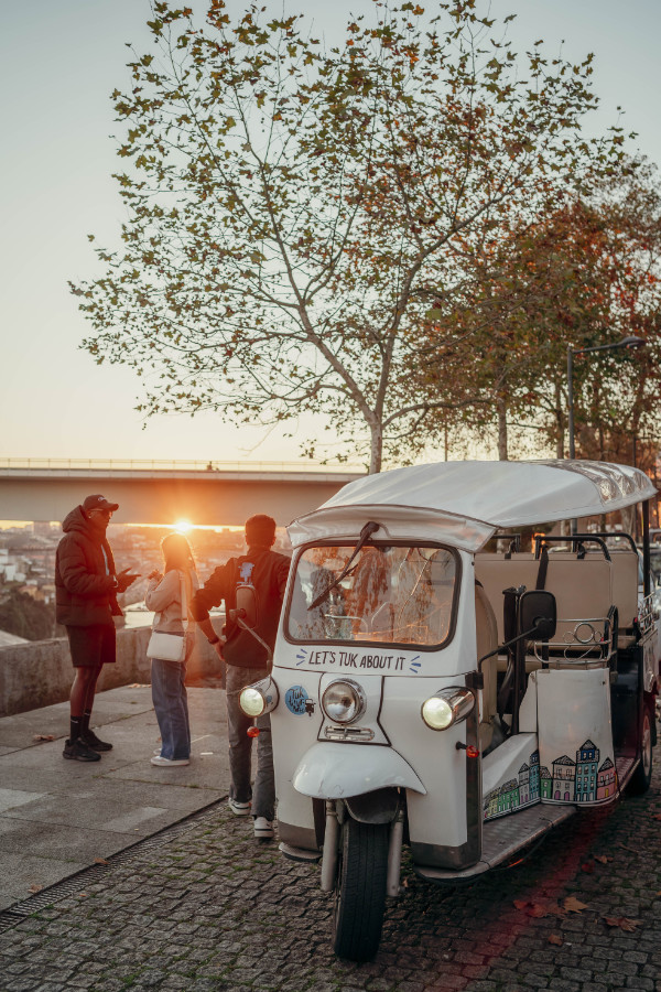 Sunset over the Douro River on a Tuk Tuk tour in Porto Tuk Tuk elétrico junto ao Douro ao pôr do sol no Porto
