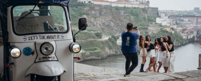 Grupo de amigas a divertir-se durante um tour de Tuk Tuk no Porto