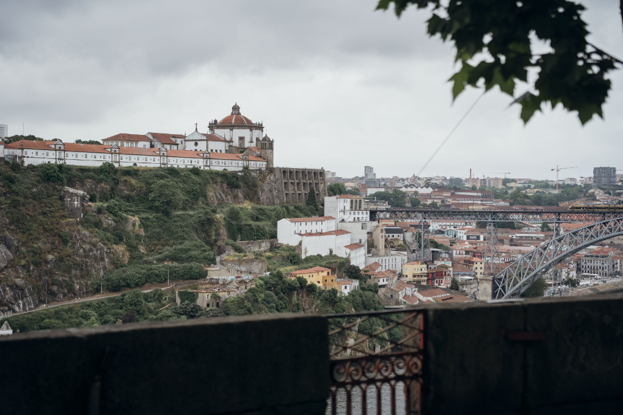 View of the Dom Luís I Bridge and Serra do Pilar in Porto Vista da Ponte Dom Luís I e Mosteiro da Serra do Pilar no Porto